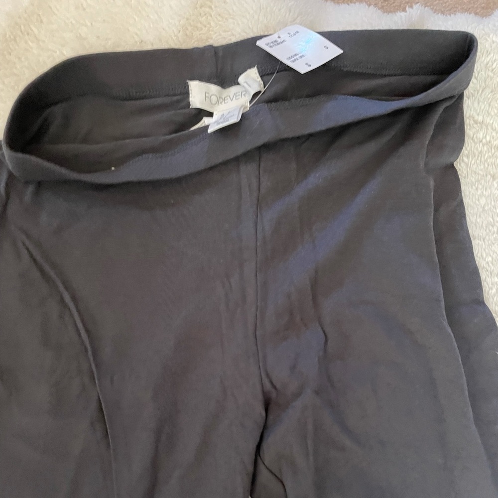grey leggings… never worn